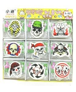TOTENKOPF RADIERGUMMIS IM DISPLAY (45 Stk.)