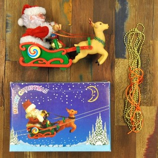 WEIHNACHTSMANN IM RENTIERSCHLITTEN MIT MUSIK (2 Stk.)