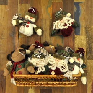 PL&Uuml;SCH SCHNEEMANN & WEIHNACHTSMANN IM KORB - MODELL 3 (12 Stk.)
