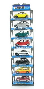 8er-Set Metallspielzeugautos auf Hängekarte