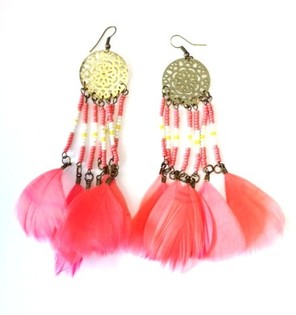 Ibiza-Style Ohrringe mit Feder und Perlen Peach (1 Stk.)